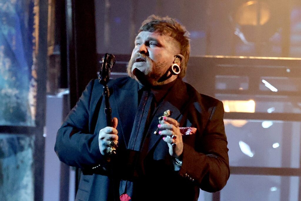 Teddy Swims Delivers Soulful 'Mr. Know It All' at 2026 AMAs