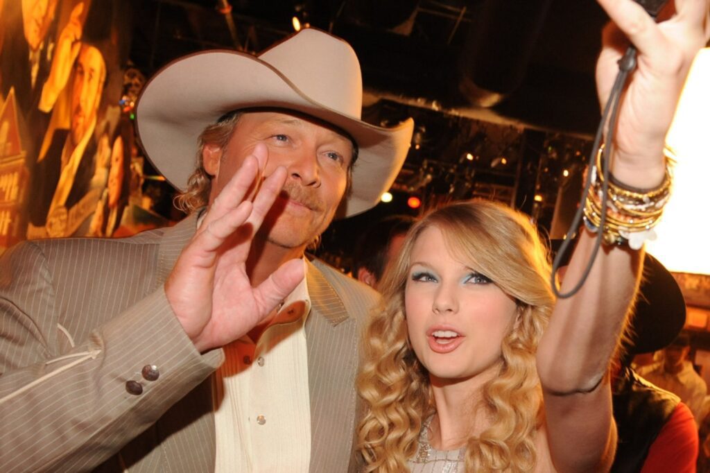 Taylor Swift's Message to Alan Jackson at Final Show Draws Mixed Reaction