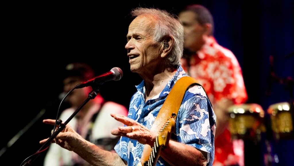 Al Jardine Performs Rare Beach Boys Deep Cut 'Back Home'